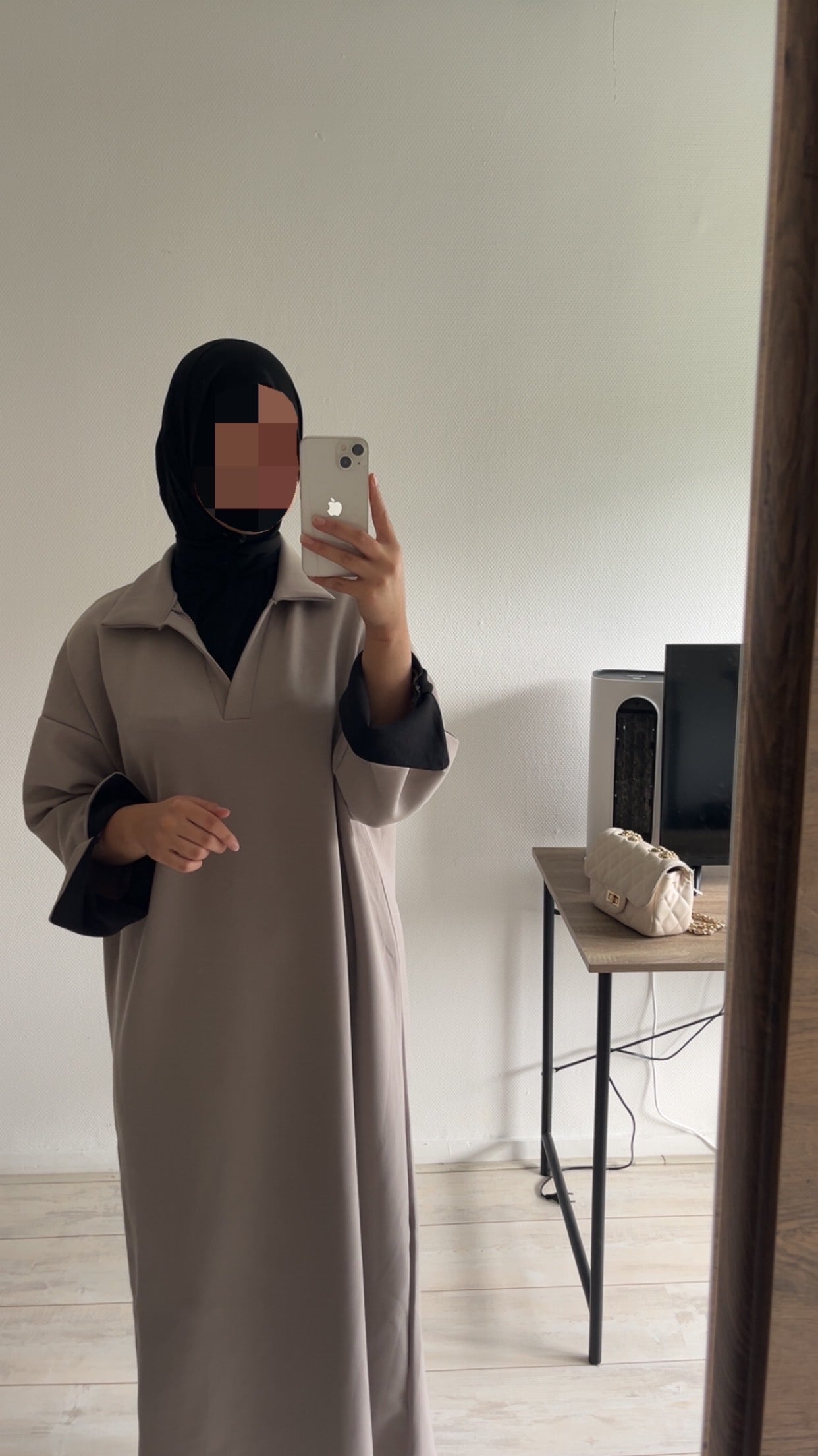 Abaya Noor V-hals Taupe x Black